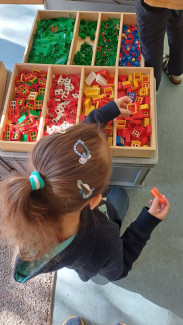 Kind spielt mit Legosteinen