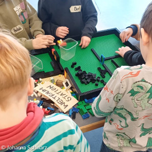 Kind spielt mit Legosteinen