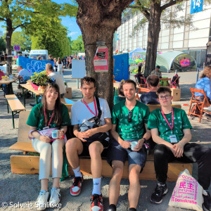 Gruppenbild draußen in der Sonne